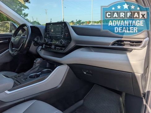 Used 2022 Toyota Highlander XLE AWD/4WD image 25
