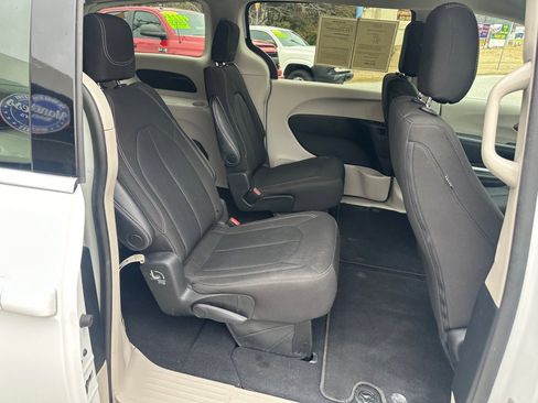Used 2023 Chrysler Voyager LX image 22