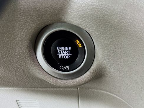 Used 2024 Chrysler Pacifica Touring-L FWD image 19