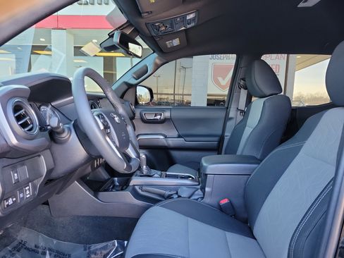 Used 2023 Toyota Tacoma TRD Off-Road image 15