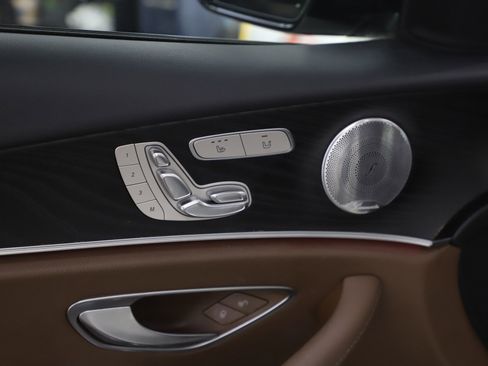 Used 2019 Mercedes-Benz E 300 4MATIC image 18