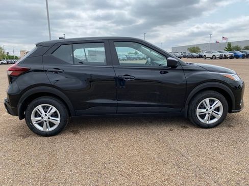 New 2025 Nissan Kicks Play S image 7