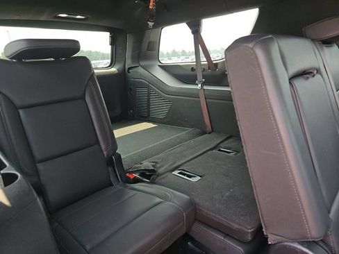 Used 2025 Chevrolet Suburban Z71 AWD/4WD image 16
