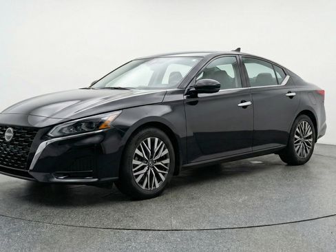 Used 2025 Nissan Altima 2.5 SV image 3