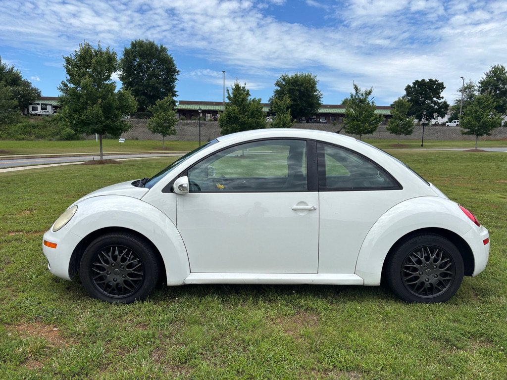 Used 2010 Volkswagen Beetle Coupe FWD image 9