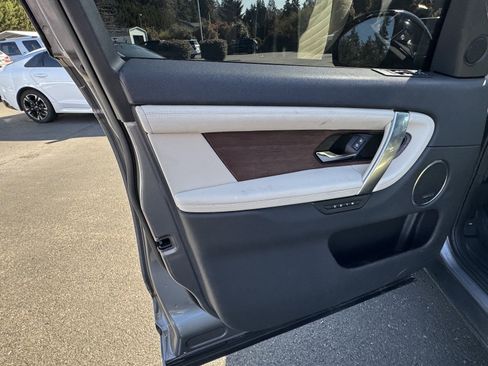 Used 2023 Land Rover Discovery Sport SE R-Dynamic image 17