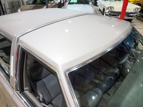 Used 1988 Lincoln Town Car Signature RWD image 19