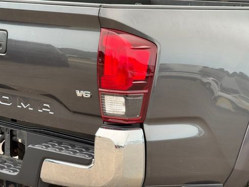 Used 2019 Toyota Tacoma SR5 AWD/4WD image 16