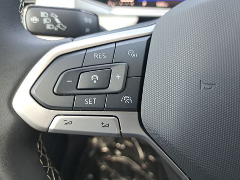 Used 2025 Volkswagen Taos SE AWD/4WD image 16
