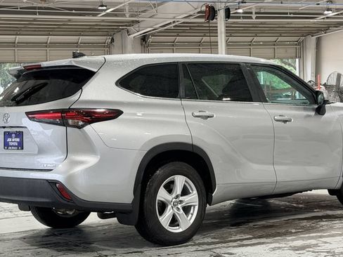 Used 2024 Toyota Highlander LE AWD/4WD image 7