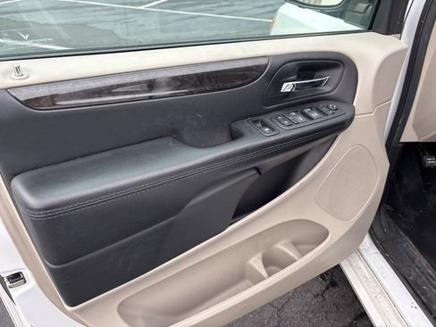 Used 2018 Dodge Grand Caravan SE w/ UConnect Hands-Free Group image 9