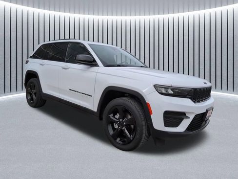 Used 2023 Jeep Grand Cherokee Altitude image 2