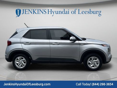 Certified 2024 Hyundai Venue SE FWD image 3