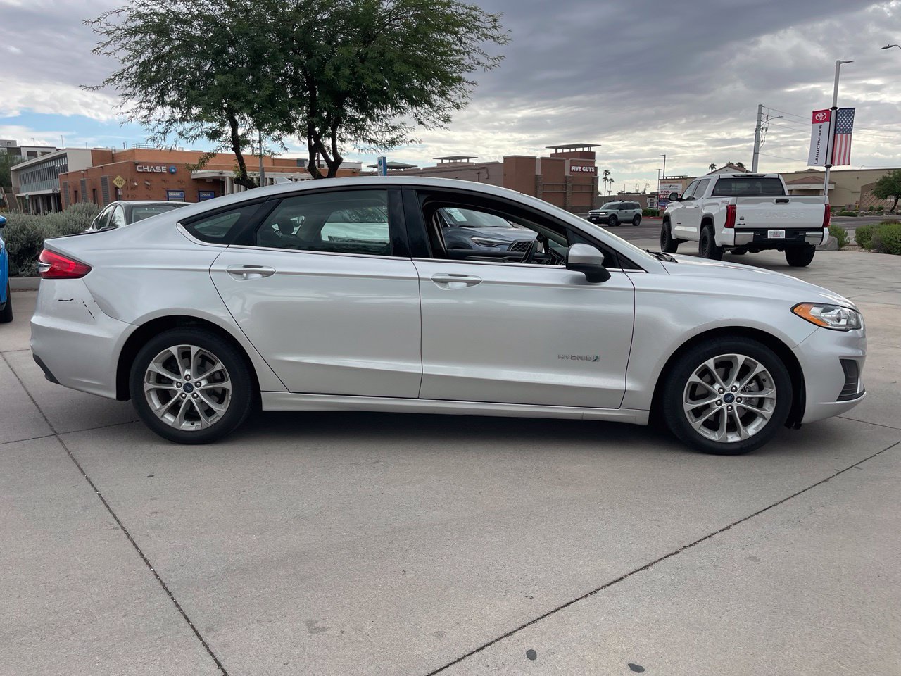 Used 2019 Ford Fusion SE FWD image 3