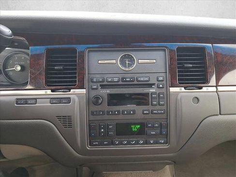 Used 2011 Lincoln Town Car Signature Limited image 12