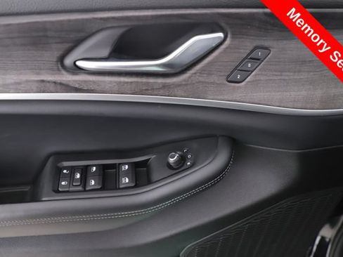Used 2025 Jeep Grand Cherokee L Limited AWD/4WD image 19
