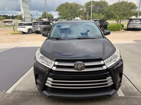 Used 2019 Toyota Highlander XLE FWD image 2