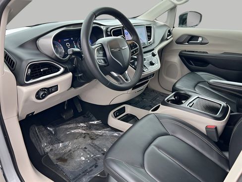 Used 2024 Chrysler Pacifica Touring-L image 53