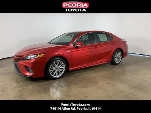 Used 2020 Toyota Camry SE image 1