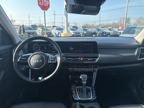 Used 2024 Kia Seltos EX image 19