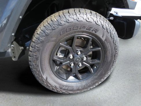 Used 2024 Jeep Gladiator Sport image 27