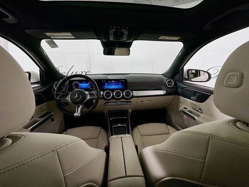 Used 2024 Mercedes-Benz GLB 250 4MATIC w/ Driver Assistance Package image 20