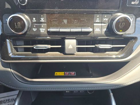 Certified 2025 Toyota Highlander XLE FWD image 29