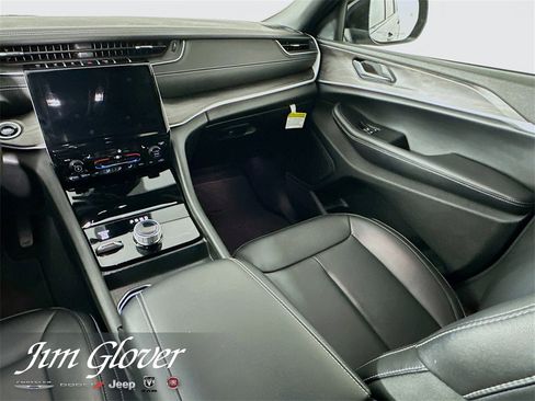 Used 2025 Jeep Grand Cherokee L Limited image 25