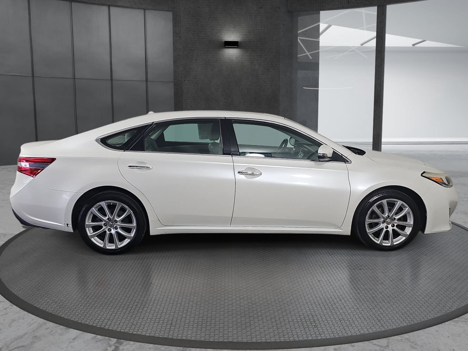 Used 2013 Toyota Avalon XLE Touring FWD image 4