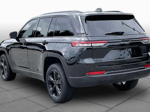 Used 2022 Jeep Grand Cherokee Altitude AWD/4WD image 12