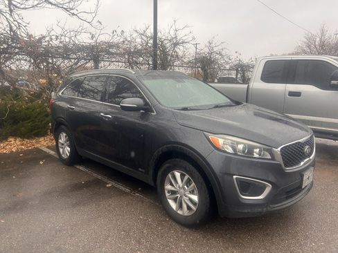 Used 2018 Kia Sorento LX image 4