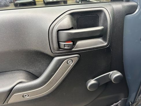 Used 2017 Jeep Wrangler Unlimited Sport w/ Connectivity Group image 19