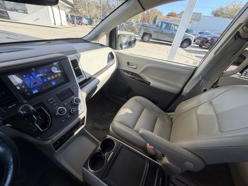 Used 2015 Toyota Sienna XLE image 20