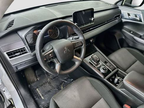 Used 2024 Mitsubishi Outlander ES FWD image 2