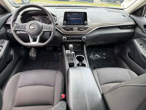 Used 2024 Nissan Altima 2.5 SV FWD image 14