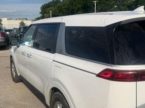 Certified 2023 Kia Carnival LX FWD image 4