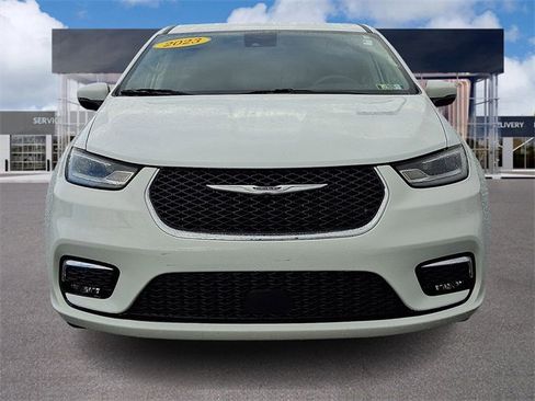 Used 2023 Chrysler Pacifica Touring-L image 2