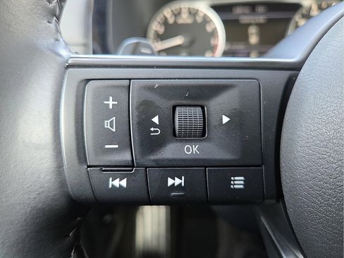 Used 2025 Nissan Pathfinder SV image 18