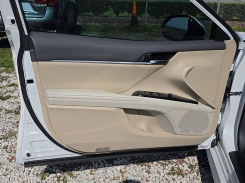 Used 2020 Toyota Camry XLE FWD image 17