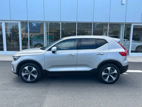 Used 2025 Volvo XC40 B5 Plus AWD/4WD image 2