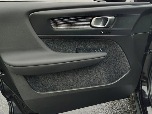 Certified 2025 Volvo XC40 B5 Plus image 8