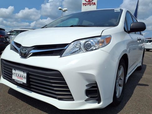 Used 2020 Toyota Sienna L image 11