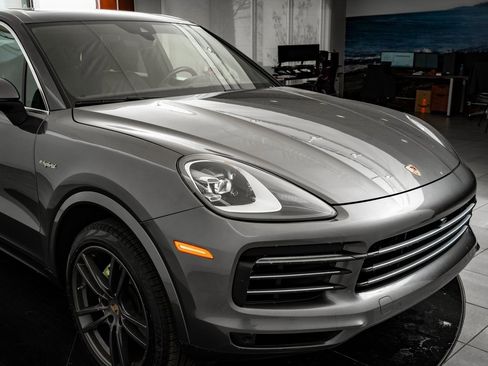 Certified 2022 Porsche Cayenne E-Hybrid w/ Premium Package image 21