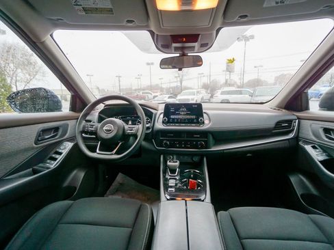 Used 2023 Nissan Rogue S image 2