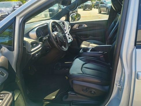 Used 2023 Chrysler Pacifica Touring-L w/ S Appearance Package AWD/4WD image 24