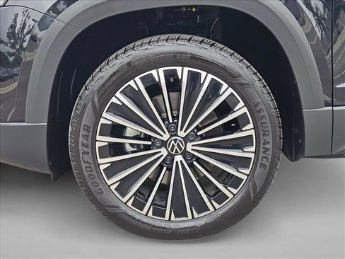 Used 2025 Volkswagen Taos SE FWD image 23