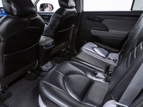 Used 2020 Toyota Highlander LE image 10