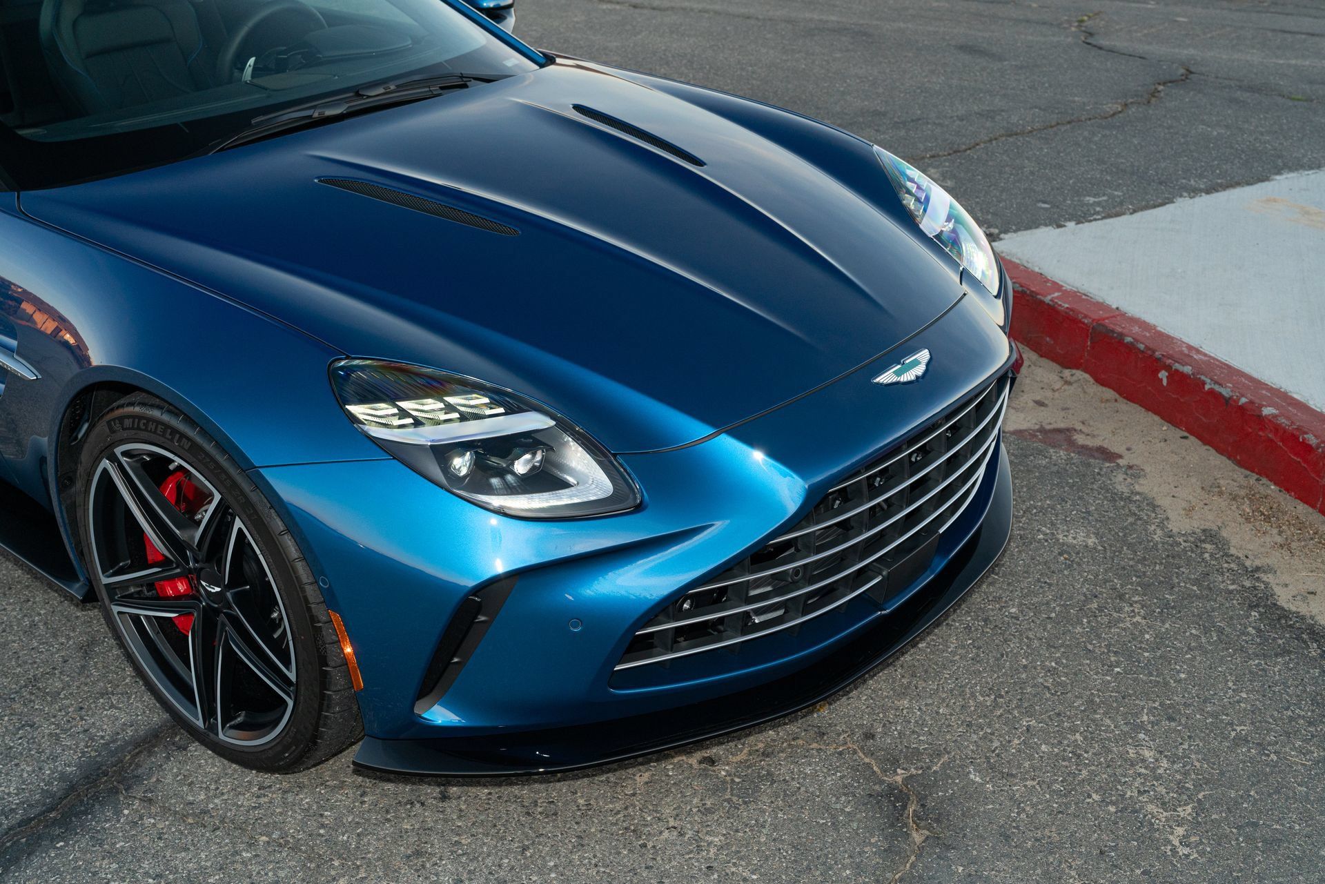 Used 2025 Aston Martin V8 Vantage Coupe RWD image 9