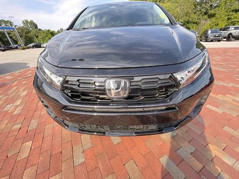 Used 2025 Honda Odyssey Touring image 3