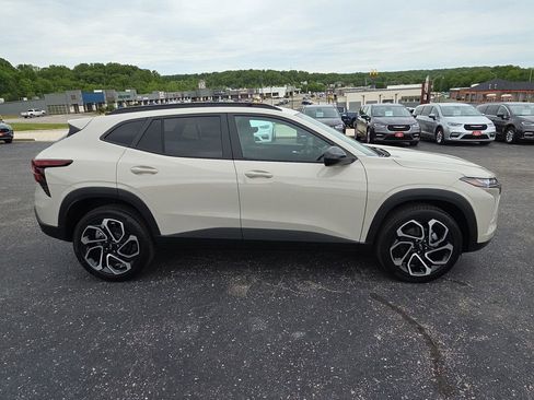 New 2026 Chevrolet Trax RS w/ Sunroof Package FWD image 9